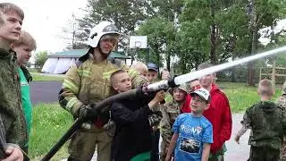 Пожарные в гостях у детей в лагере Гагарина