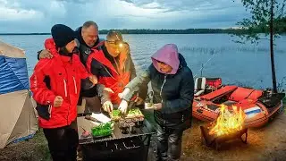 С ПАЛАТКАМИ  К ЛЕСНОМУ ОЗЕРУ//ЛЕТНИЙ КЕМПИНГ НА ОЗЕРЕ//ВСЕ В СБОРЕ