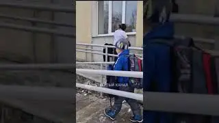 Суровая жизнь уральских школьников: Дети вынуждены переодеваться прямо на улице!