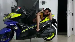 Santai diatas motor didalam rumah