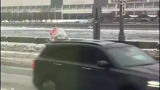 обама, наверно, кидает свежий чистый снег на дорогу ..