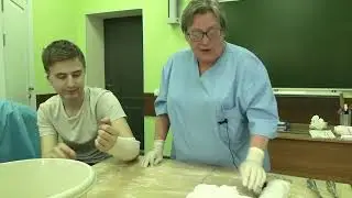 Гипсовая повязка. На занятии по Лечебной иммобилизации.