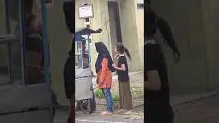 Tasya beli jajan pempek
