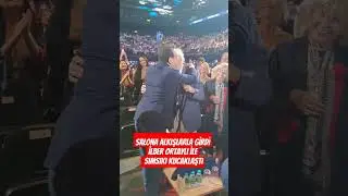 İBB Başkanı Ekrem İmamoğlu salona alkışlarla girdiİlber Ortaylı ile sımsıkı kucaklaştı