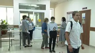 Записаться на экзамены в электронной форме через портал Госуслуг.