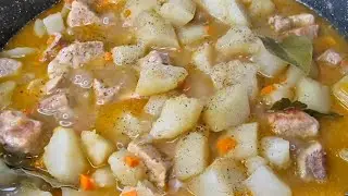 Мягкая картошечка и нежнейшее мясо в густой и ароматной подливе. Знаю, как сделать её вкусной!