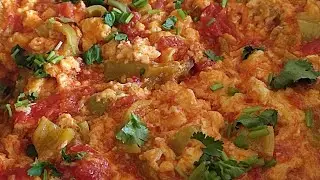 Яичница с помидорами и вкуснейшая хашлама.Вяжу варежки.