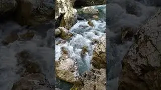 Бежит вода