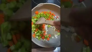 Making vegetable noodle soup! 