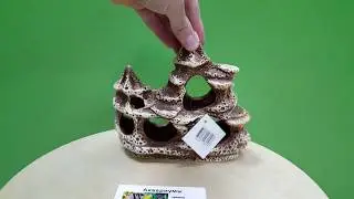 Декорация для аквариума из керамики в виде скалы со множеством входов.