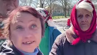 В Херсонской области Российские вежливые солдаты выдают гуманитарную помощь Ukraine, Kherson, Russia