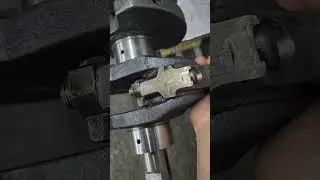 Проверка шатуна на коленвалу перед установкой #automobile #car #ремонт #mechanic