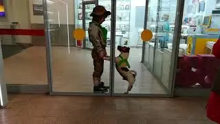 Мальчик оторвал лапы собаке.