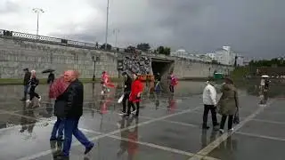 На Плотинке иностранцев завлекают русскими песнями