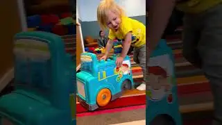 Kid Erik at the Indoor Playground! Fun Playtime Малыш Эрик в игровой комнате