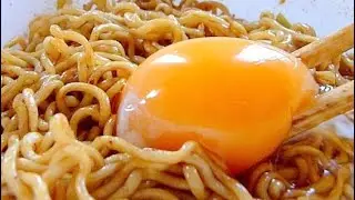 Eating Japanese food Yakisoba "Tamago kake yakisoba" (ASMR)