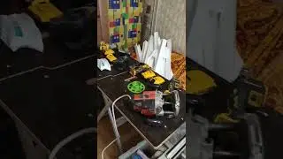 чуть чуть вверх ногами