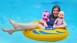 Беби Бон Эмили и Пинки Пай в Аквапарке! Ох, уж эти куклы - видео для девочек в бассейне