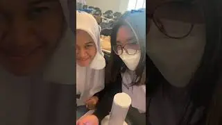 Aksi Mahasiswa UGM Sekelas Pakai Seragam SMA Bikin Dosen Kaget