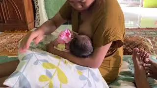 Mama muda cantik menyusui bayi