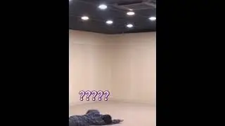 Чонгук поёт лёжа на полу😂😂