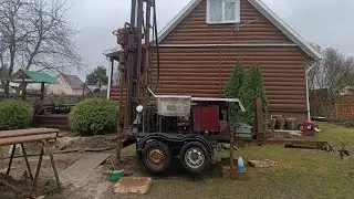 Бурение скважин на ухоженом участке.