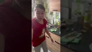 БЕЗУМНЫЙ ПАША. ИРИШКА ЧИКИ ПИКИ С ПОХМЕЛЬЯ ЗЛАЯ ОБЬЯСНЯЕТ ЧЕ ОНА НЕ ГОТОВИТ В НОВЫХ КАСТРУЛЯХ.