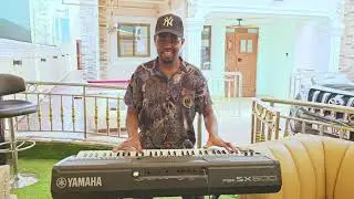 Mansion Piano Seben-Master LeviPro On The Keyboard