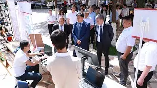 Министр ОшМУнун студенти тарткан сүрөттү сатып алды