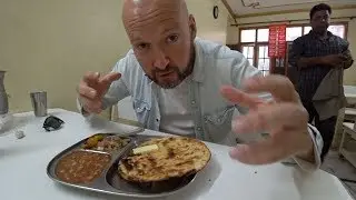 🇮🇳 Trying $1 Punjabi Kulcha // Indian Food Vlog