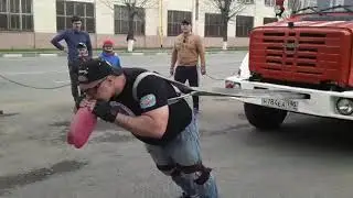 Спортсмен из Люберец перетянул пожарную машину ЗИЛ // РИАМО в Люберцах