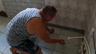 Затираем швы на плитке и заделываем щели на окнах