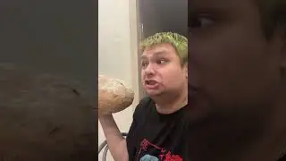 Руслан Гительман пытается есть хлеб 