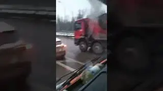 На развязке  КАД и ЗСД съезд на Левашово с внешней стороны крупное ДТП с самосвалами