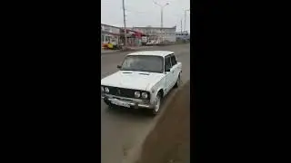 Жигули ВАЗ 2106 раскатывает по городу задом наперёд. 