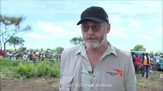 Liam Cunningham visita el asentamiento de refugiados de Bidi Bidi