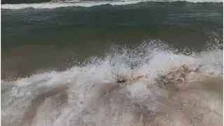 ЧУТЬ НЕ УНЕСЛО В МОРЕ. ДИКИЕ ВОЛНЫ НА АЗОВСКОМ МОРЕ