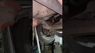 Ниссан Х-Трейл (Nissan X-Trail). Замена опор (подушек) двигателя.