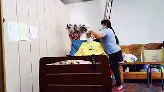 TKW Taiwan setia melayani mjk di ranjang walau kakinya sakit   (
