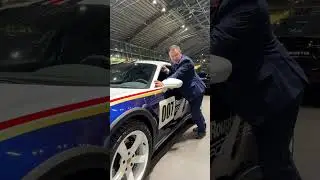 Почему в Porsche 911 ключ слева от руля ? 