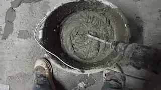 Кладём кафельную плитку.