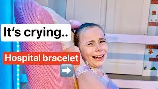 Little Mama's HOSPITAL bracelet. It's CRYING..😭