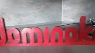 Маленькая угловая кухня в стиле модерн со столешницей из кварцевого камня