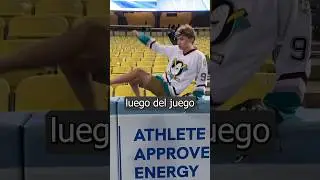 INTENTO AGARRAR  una PELOTA en un JUEGO DE BASEBALL