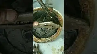 Как можно легко открутить лючок бензонасоса..