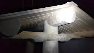 Стол с тёсовой крышей.