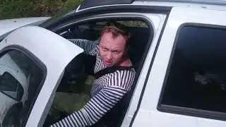 Дастер, брод, вода по самый капот 