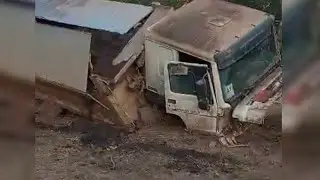 Нарында уран калдыктары көмүлгөн жайдан келе жаткан  жүк ташуучу унаасы кырсыкка учурады
