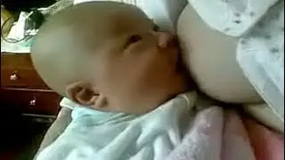 Wie chinesische Mutter stillen Baby in der täglichen Stillaktivität, um das Baby aufzuwachsen