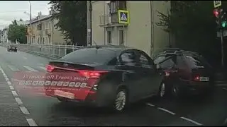 Попытка не пытка: девушка устроила ДТП на перекрестке в ЕКБ